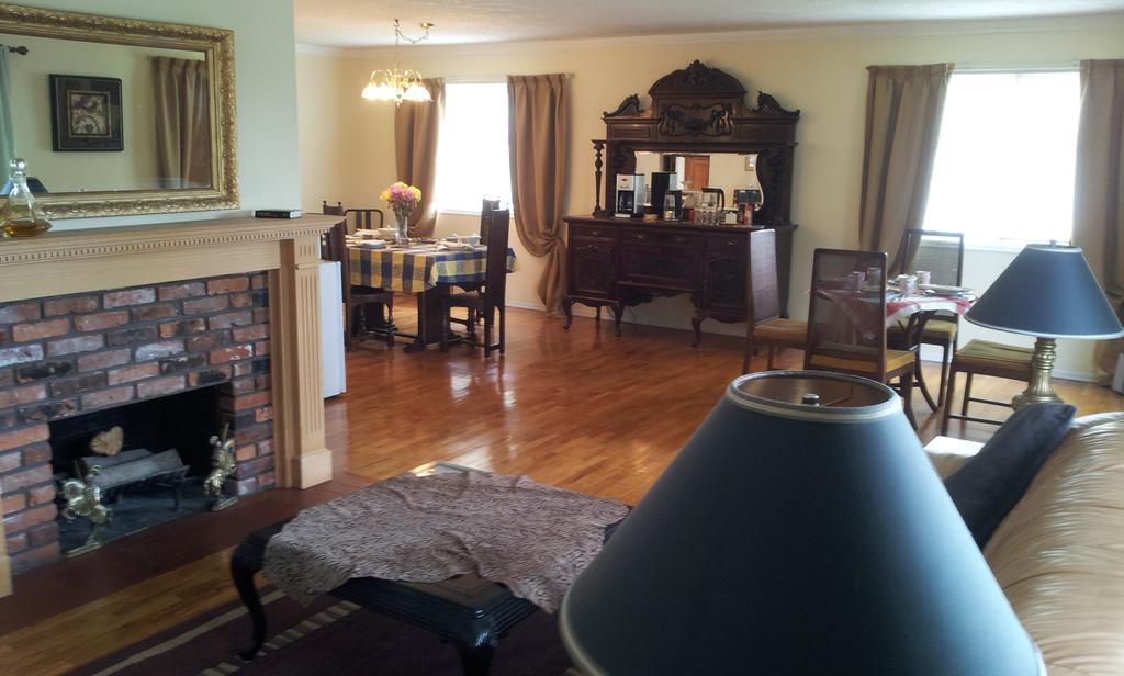 Hemingway'S By The Sea Bed & Breakfast Victoria Bagian luar foto