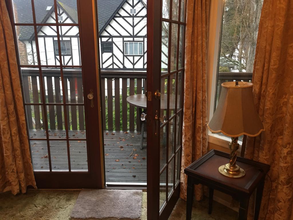 Hemingway'S By The Sea Bed & Breakfast Victoria Bagian luar foto